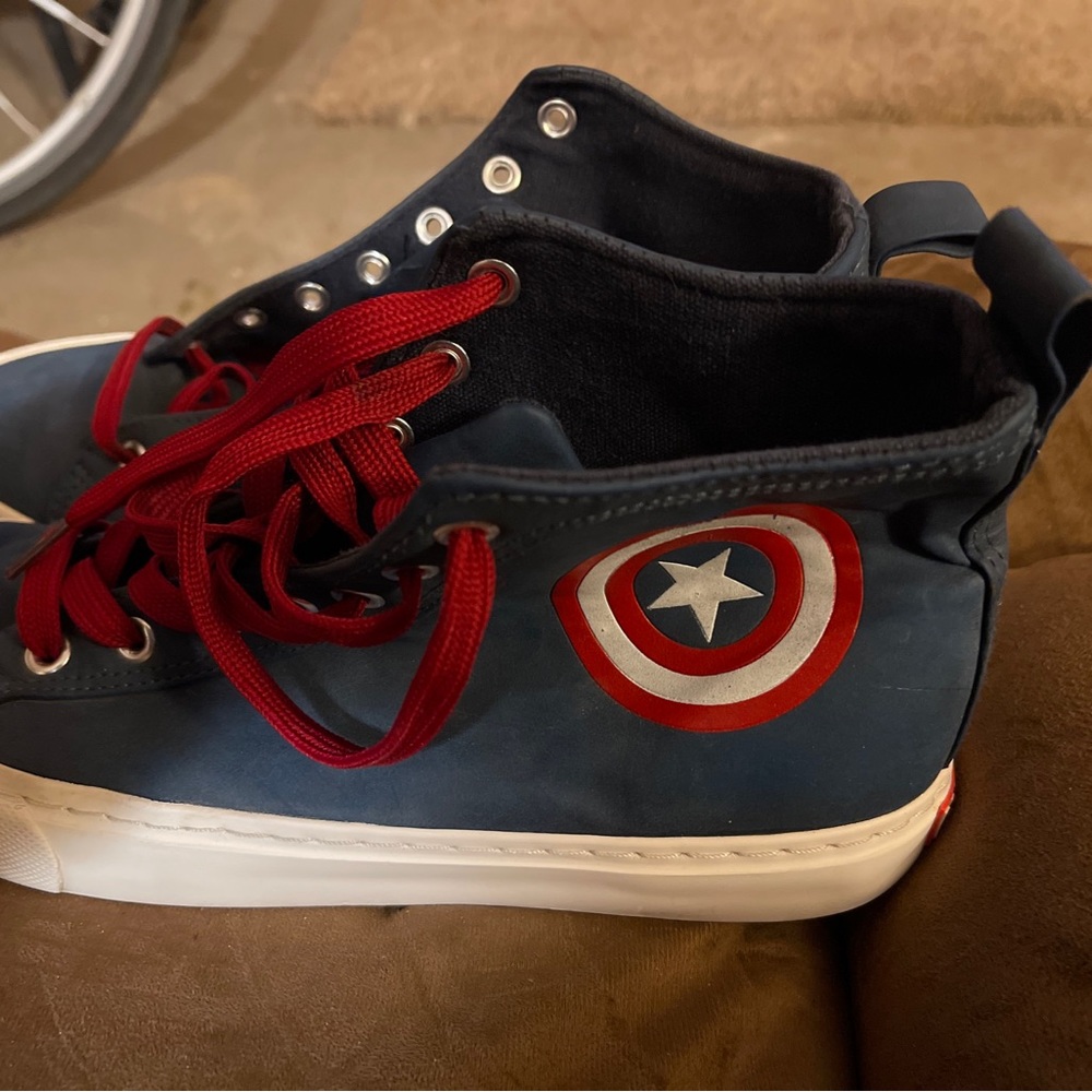 RARE CONVERSE Captain America DC COMICS size 6M 8W. Make me an offer.